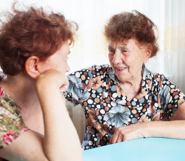 Due donne anziane che parlano — Foto Stock