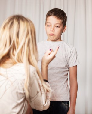 Annem kızına küfrediyor.