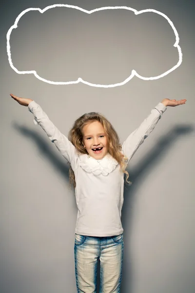 Счастливая маленькая девочка с поднятыми руками — стоковое фото