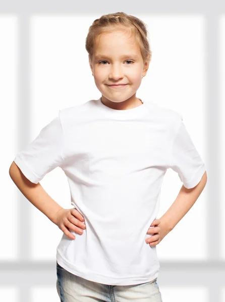 Kind im weißen T-Shirt — Stockfoto