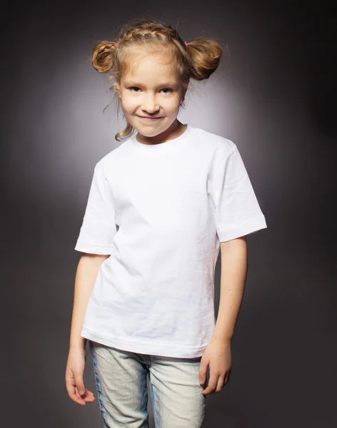 Criança em camiseta branca — Fotografia de Stock