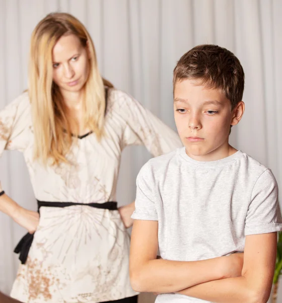 Mom swears by son — Stock Photo, Image