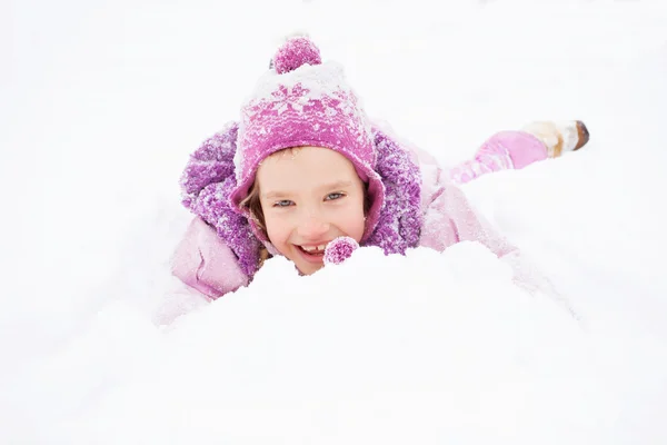 Niño en invierno —  Fotos de Stock