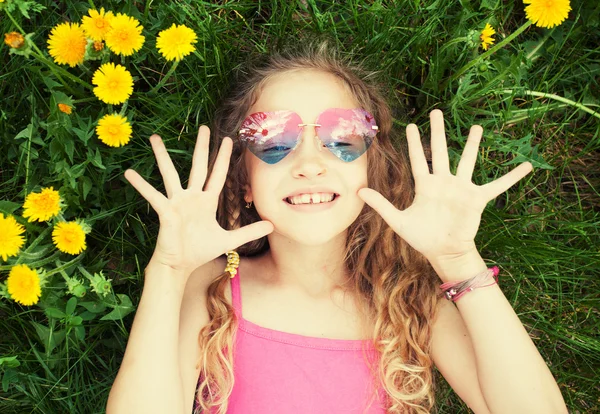 Meisje op zomer — Stockfoto