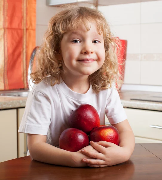 Niño con manzana — Foto de Stock