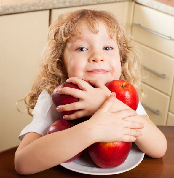 Barn med äpple — Stockfoto