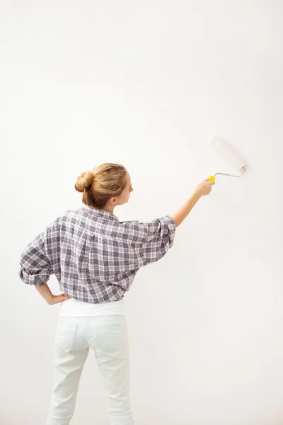 Jovem mulher fazendo reparos — Fotografia de Stock