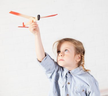 oyuncakla oynamak çocuk