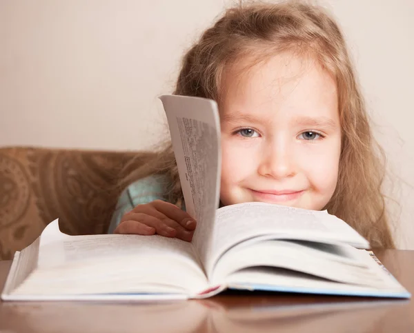 Meisje met boek — Stockfoto