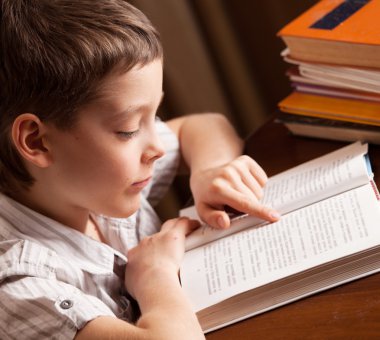 Çocuk kitap okuyor.