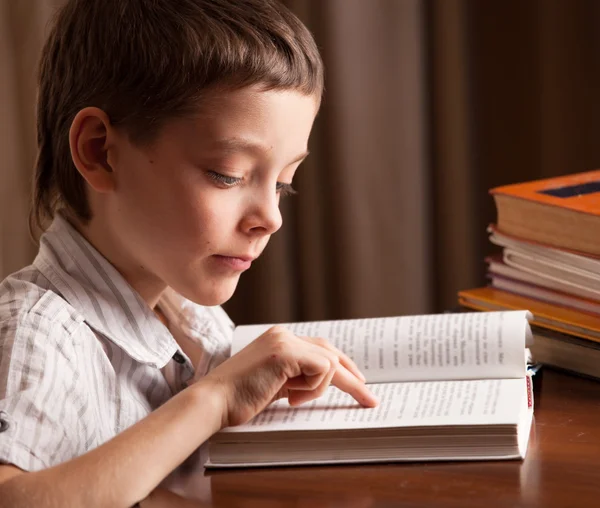 Pojke läsa bok — Stockfoto