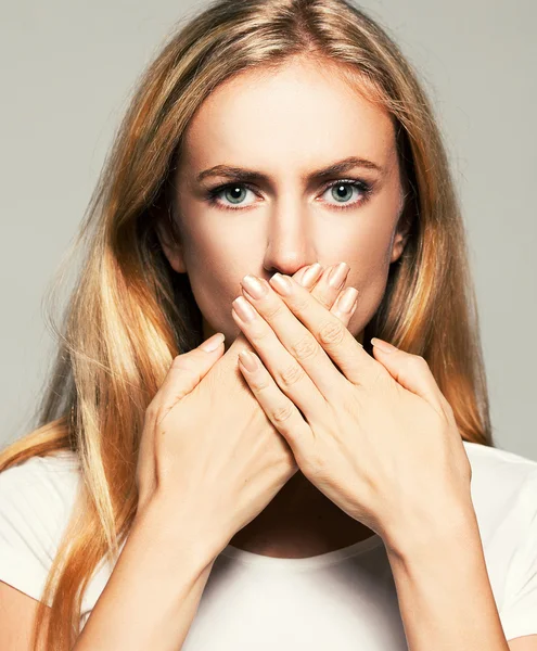 Mujer con la boca cerrada — Foto de Stock