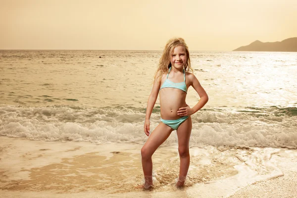 Meisje op het strand — Stockfoto