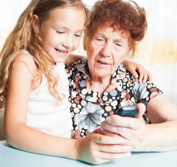 Oudere vrouw met grote-kleinkind — Stockfoto