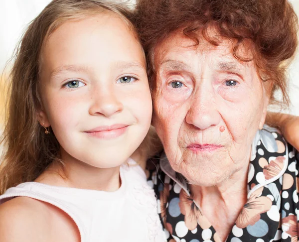 Oudere vrouw met grote-kleinkind — Stockfoto