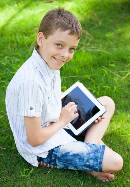 Menino com tablet — Fotografia de Stock