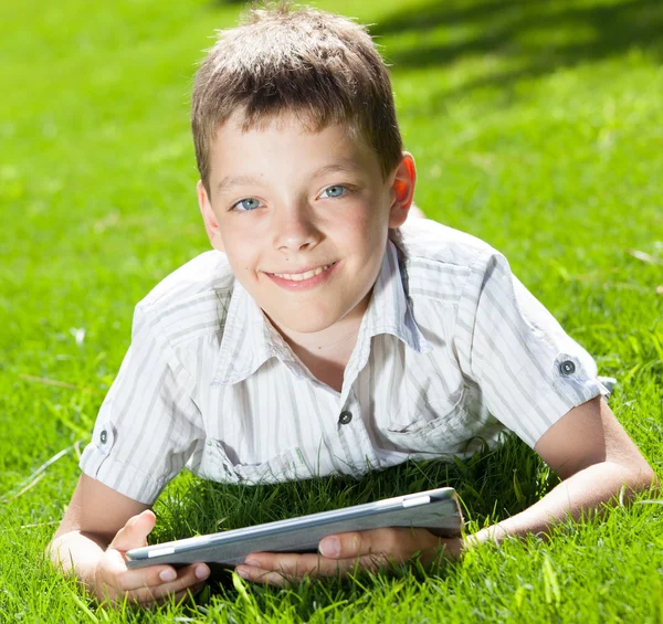 Chłopiec z tabletem — Zdjęcie stockowe