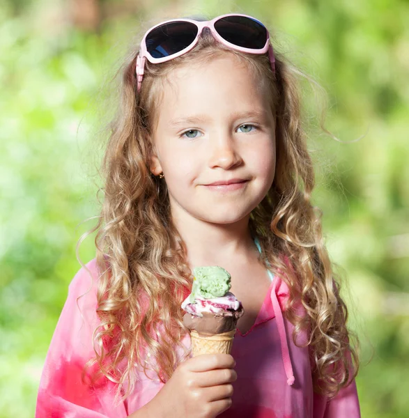 Dívka se zmrzlinou — Stock fotografie