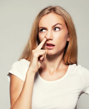 Kadın burun parmağını alır