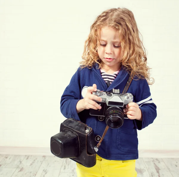 Kleines Mädchen beim Fotografieren — Stockfoto