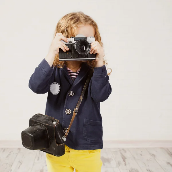 Niña fotografiando — Foto de Stock