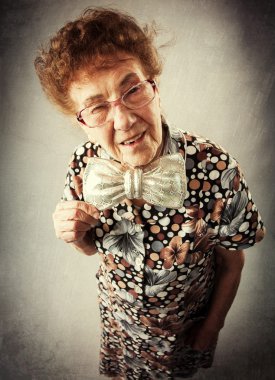 Eğlenceli yaşlı kadın.