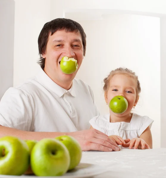 Famiglia con mele — Foto Stock