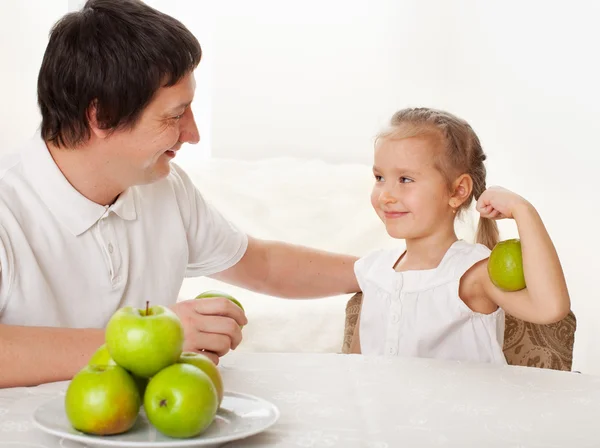 Famiglia con mele — Foto Stock