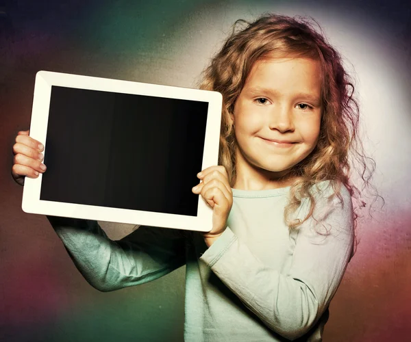 Glad tjej med tablet PC — Stockfoto