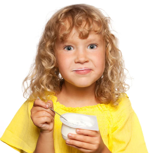 Menina comendo iogurte — Fotografia de Stock