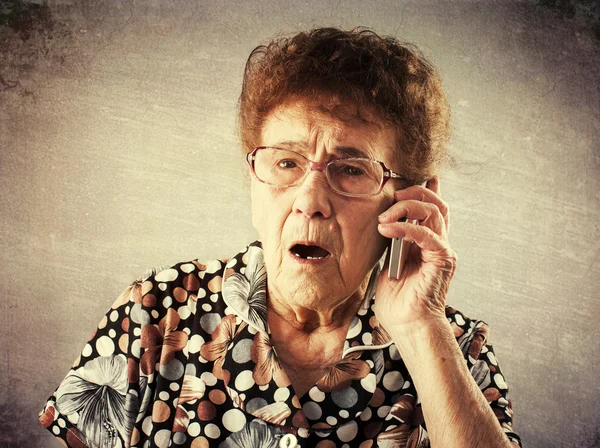 Пенсионеры разговаривают по мобильному телефону — стоковое фото