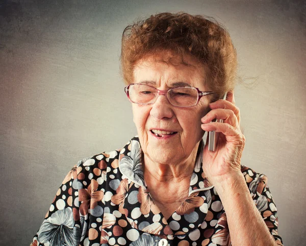 Seniorer pratar mobiltelefon — Stockfoto