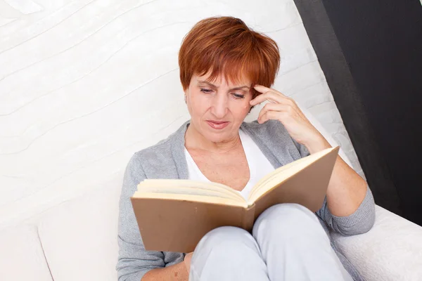 Mujer adulta leyendo libro — Foto de Stock