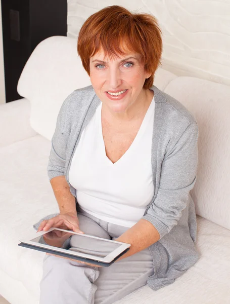 Rijpere vrouw met tablet pc — Stockfoto