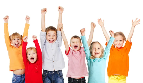 Geluk groep kinderen met hun handen omhoog — Stockfoto