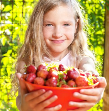 Çilekli çocuk