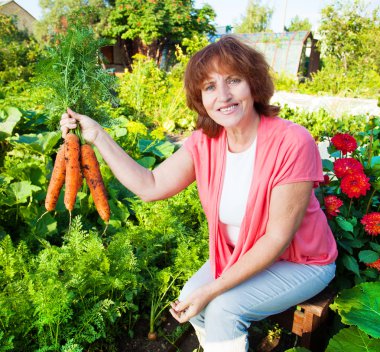 kadın hasat bahçede büyür