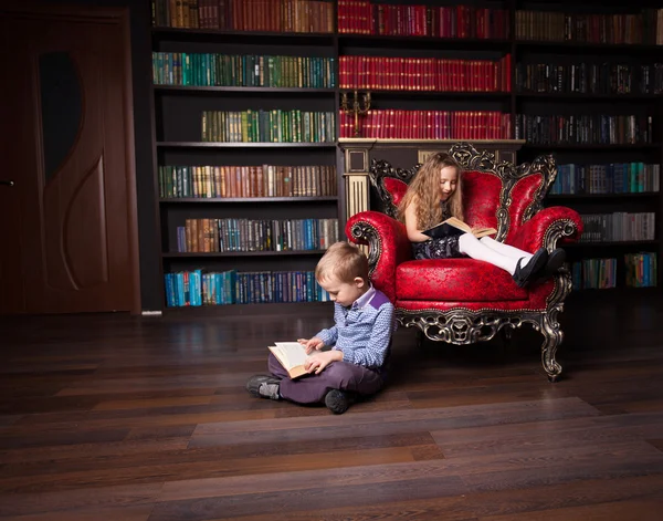 Children reading book at home — Stock Photo, Image