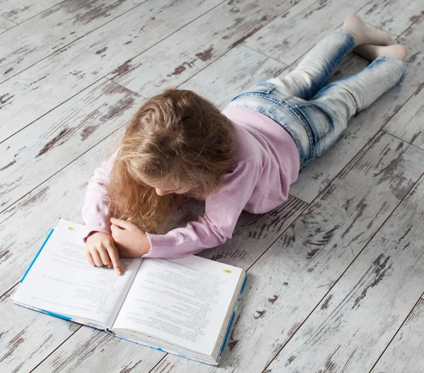 Libro di lettura bambino — Foto Stock