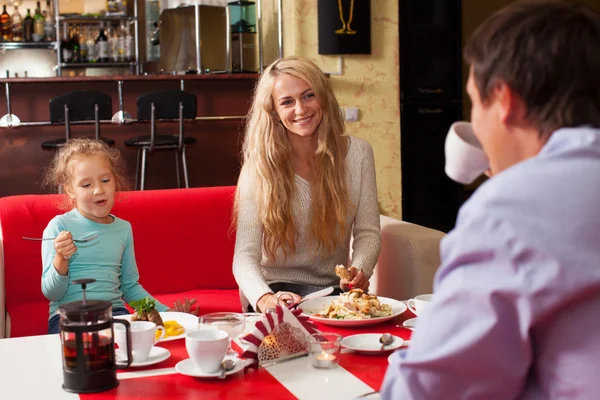 Familie in café — Stockfoto