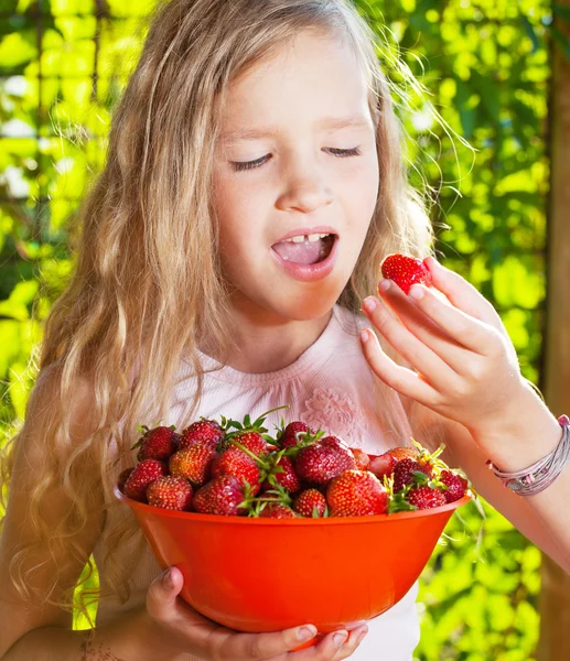 Kind met aardbei — Stockfoto