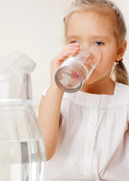 Bambino con brocca di vetro acqua — Foto Stock