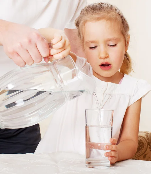 Kind mit Glaskanne Wasser — Stockfoto