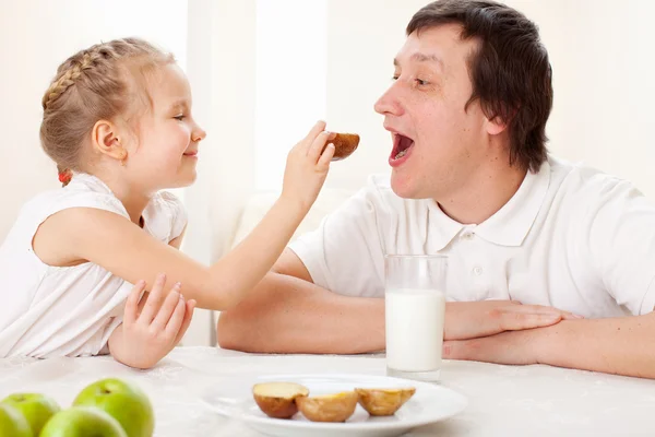 Dziecko z ojcem zjeść śniadanie — Zdjęcie stockowe