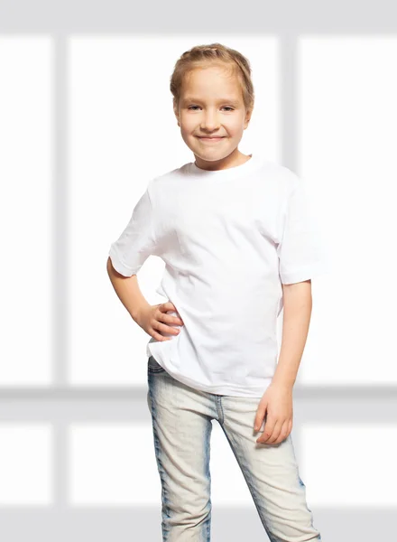 Bambino in t-shirt bianca — Foto Stock