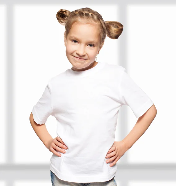 Ребёнок в белой футболке — стоковое фото