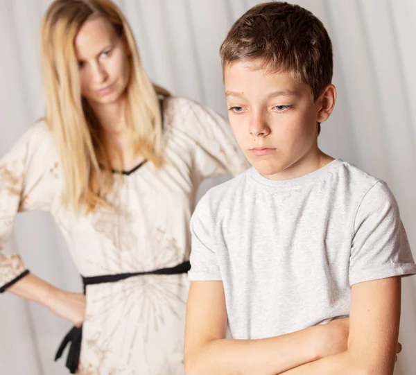 Mom swears by son — Stock Photo, Image