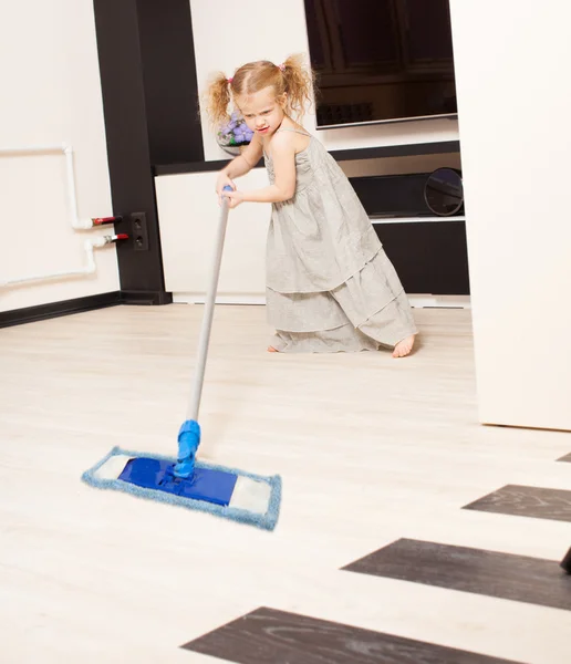 Κορίτσι πλένει μια σφουγγαρίστρα πάτωμα — Φωτογραφία Αρχείου
