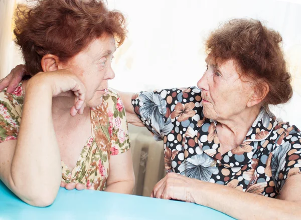 Дві жінки похилого віку говорять — стокове фото