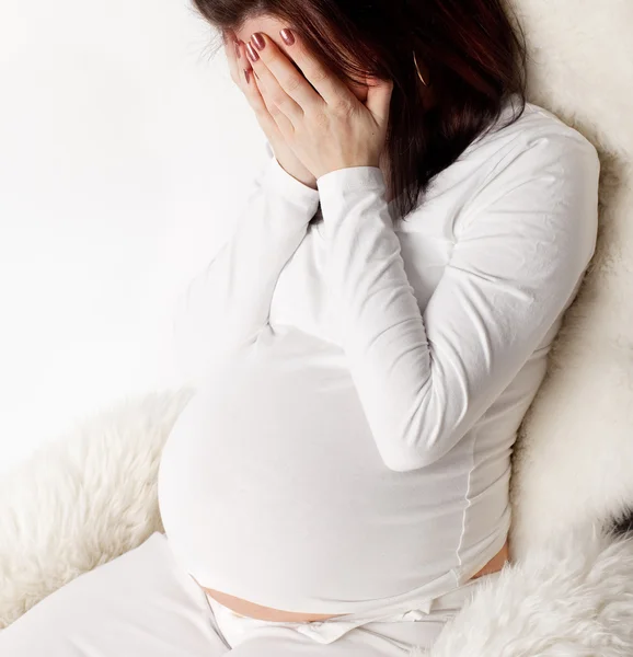 怀孕的女人时的应力 — 图库照片